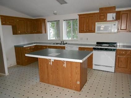 2nd image of 478-075 Lake Forest Dr