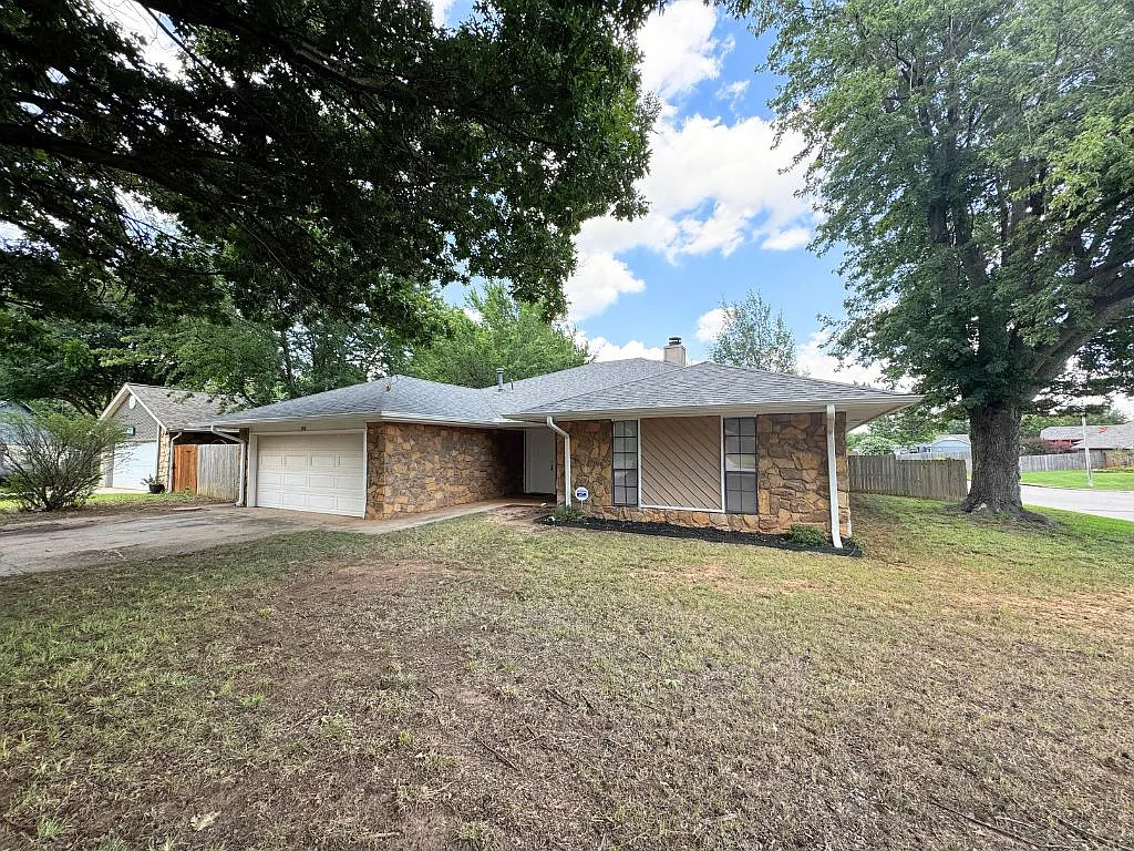 200 Lochwood Cir. Yukon, OK 73099 — Photo 2