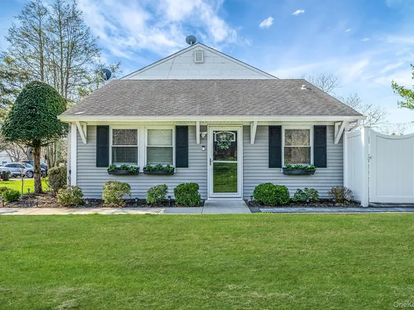 10 Gettysburg Court, Coram, NY 11727