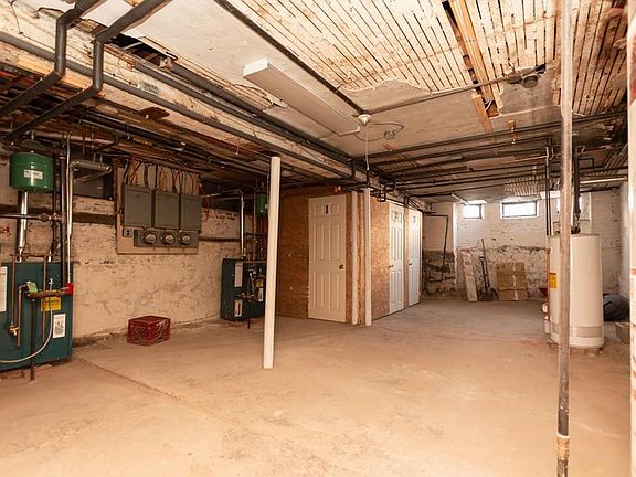 4th image of 853 Saratoga St
