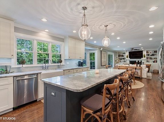 5th image of 989 Chapel Ct S