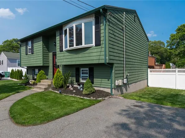 14 Gateway Ct, Warwick, RI 02889