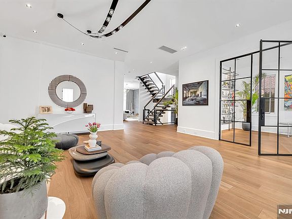 3rd image of 1059 Briar Way