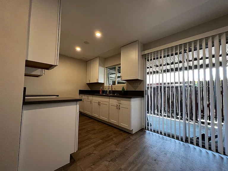 429 W Elk Ave #B — Photo 16