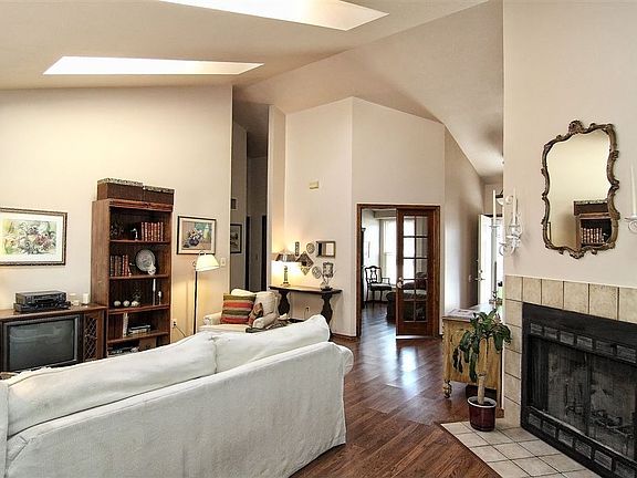 3rd image of 8085 Camfield Cir