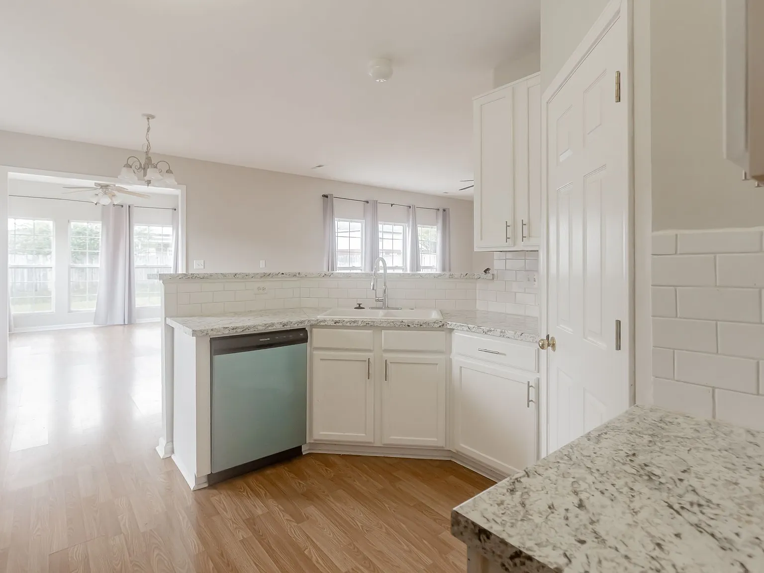 4 bed, 2.5 bath, 2576 sqft, $1,995 — Photo 4