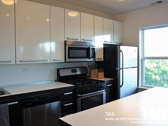 4th image of 1544 W Glenlake Ave APT 3E