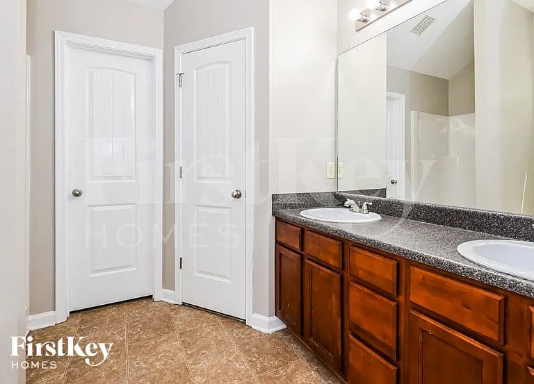 380 Pine Tree Dr — Photo 10