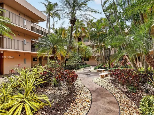 10975 SW 107th St APT 202, Miami, FL 33176