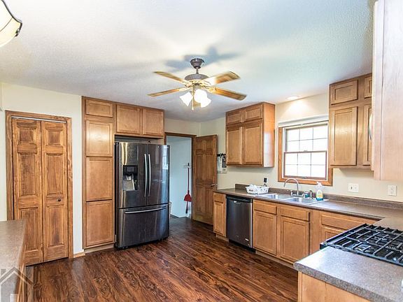 4th image of 802 Greenbriar Dr