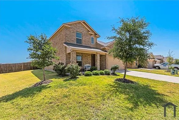 1404 Basswood Ln — Photo 2