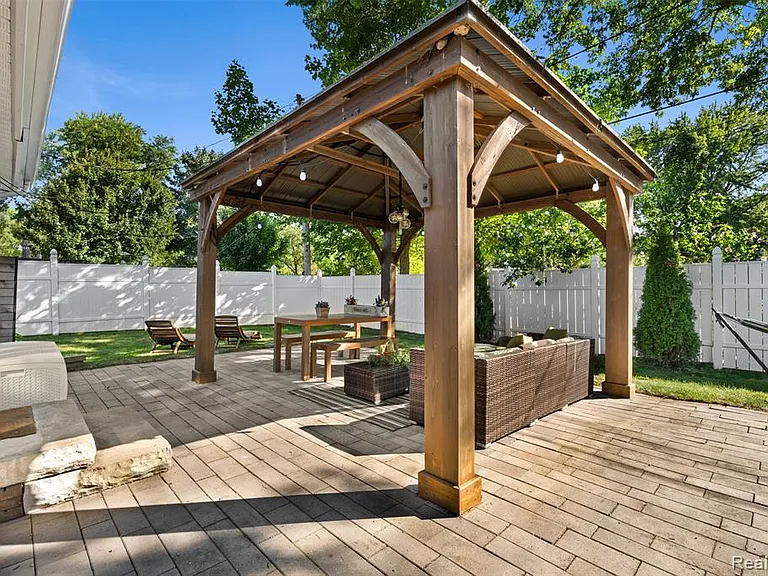 1085 Brooklawn Dr — Photo 38