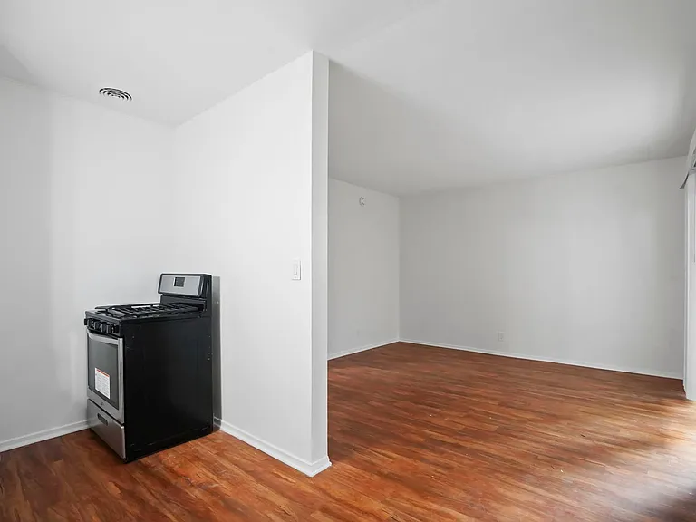 208 Avenue H — Photo 9