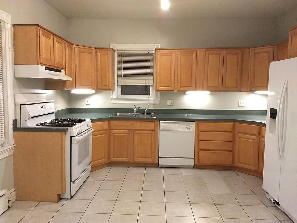 Spacious kitchen, plenty of countertop and cabinets
