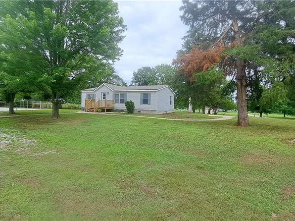 306 W 6th St, Longton, KS 67352