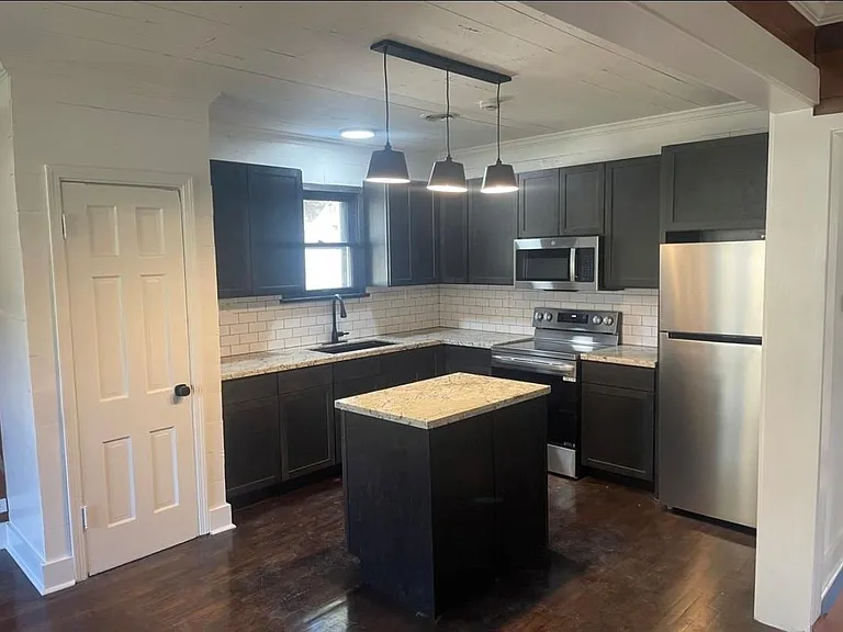 321 S Arcola St — Photo 3