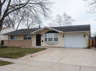 500 Robinhood Dr, Streamwood, IL 60107