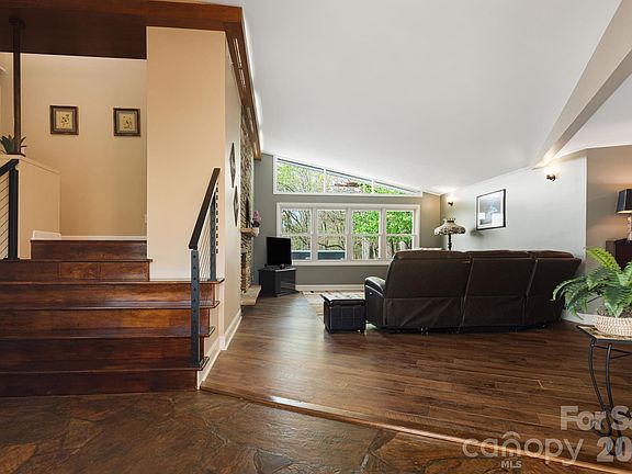 3rd image of 87 W Oakview Rd
