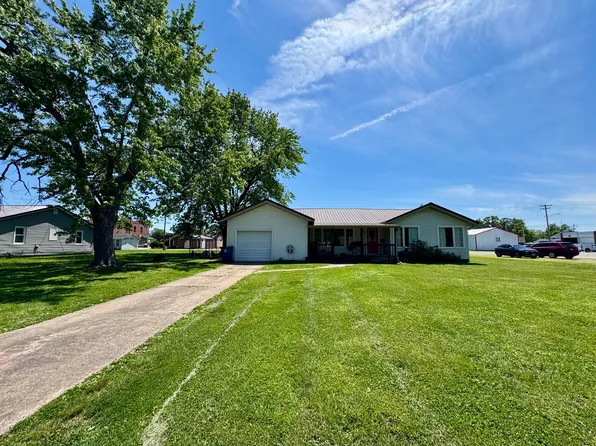 203 W Callie St, Sesser, IL 62884