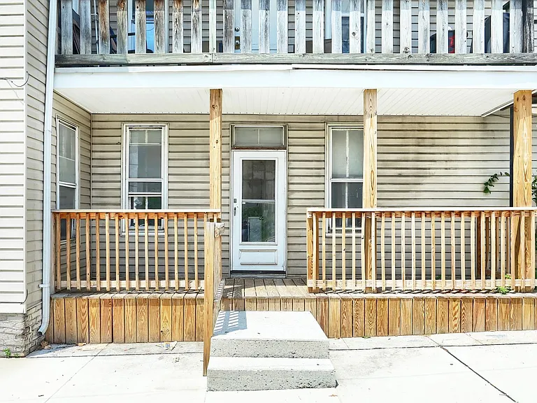 301 N Queen St — Photo 2
