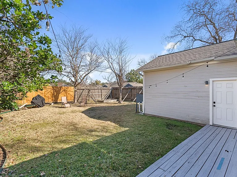 943 Pecore St — Photo 23