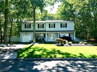 24 Golf Club Cir, Manorville, NY 11949
