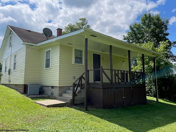 3rd image of 136 Leo Menendez Dr
