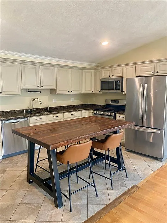 3 bed, 2.0 bath, 1714 sqft, $3,200 — Photo 4