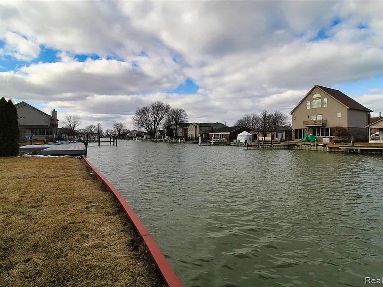 37752 Huron Pointe Dr — Photo 24