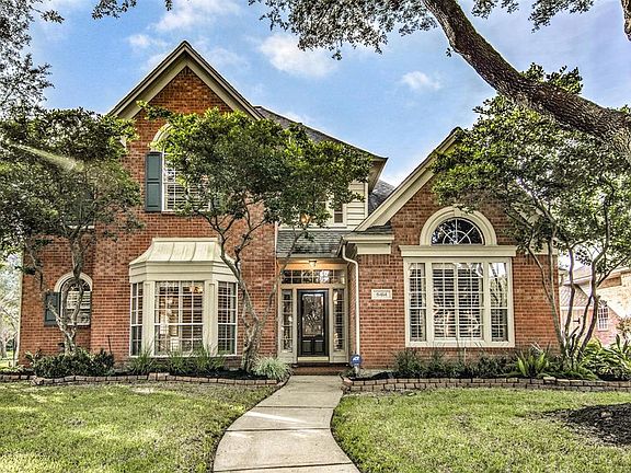 This lovely home is set in the Morningside section of New Territory. Walkable to The Club at New Territory where you can work out, swim, play tennis, picnic or catch a game depending on the season.