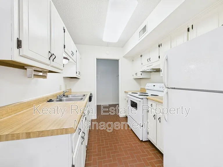 201-1 Fox Run Ave — Photo 8