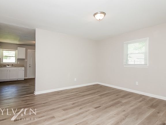 4th image of 2031 S Pine Dr