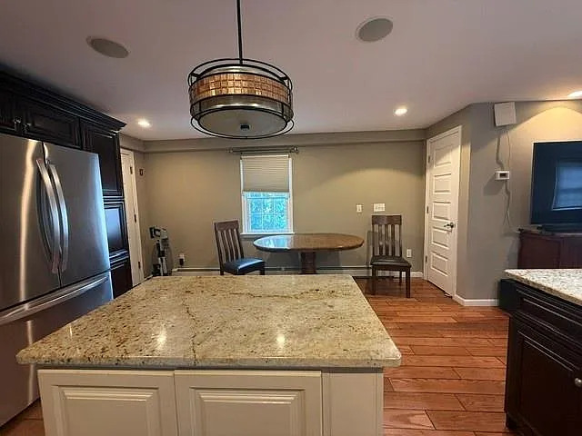 3 bed, 2.0 bath, 960 sqft, $3,700 — Photo 2