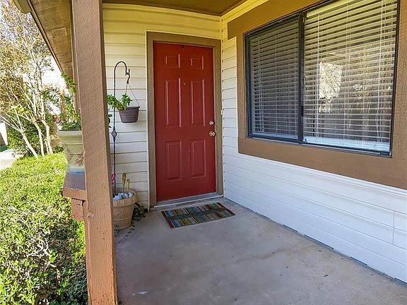 4th image of 2411 De Lee St APT 14