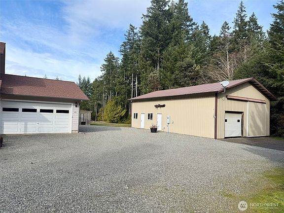 5th image of 293 Blueberry Hill Drive