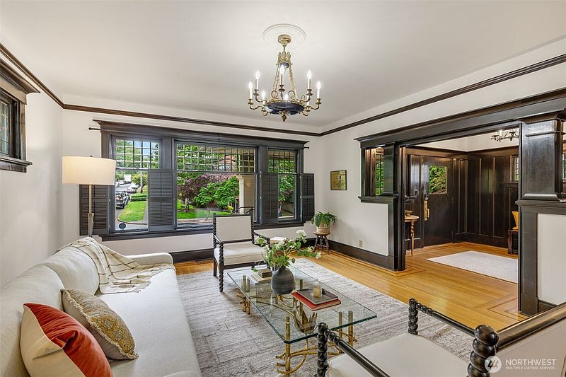 4th image of 1000 15th Avenue E