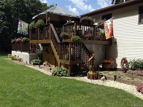 3rd image of 16 Acorn Dr