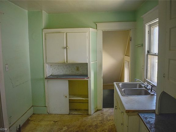 3rd image of 128 Vermont Ave NW