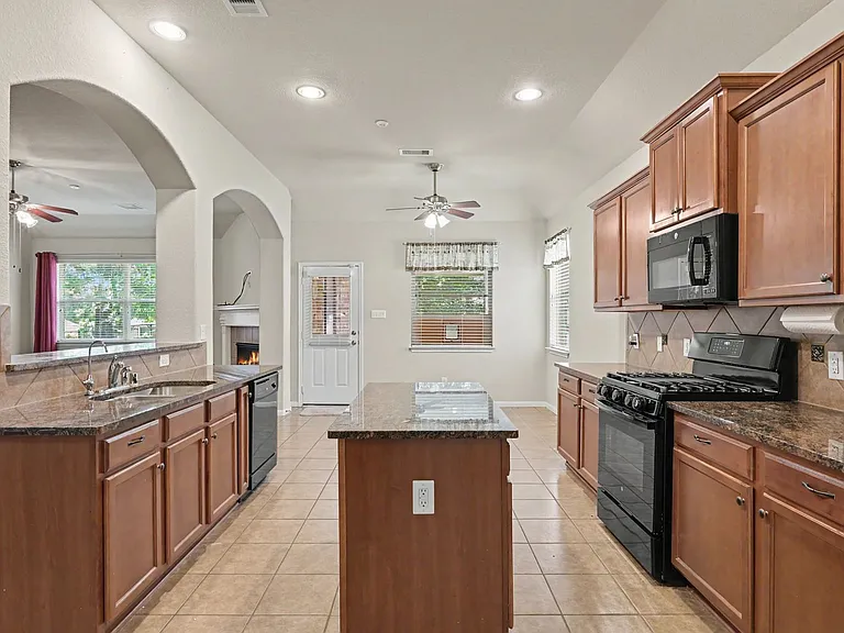 1912 Hill Manor Dr — Photo 10