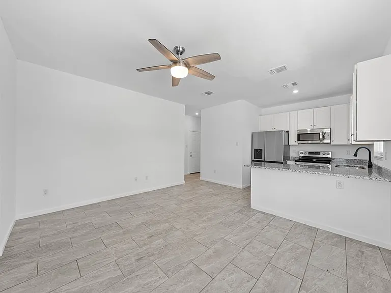 323 Gabriel St #202 — Photo 7