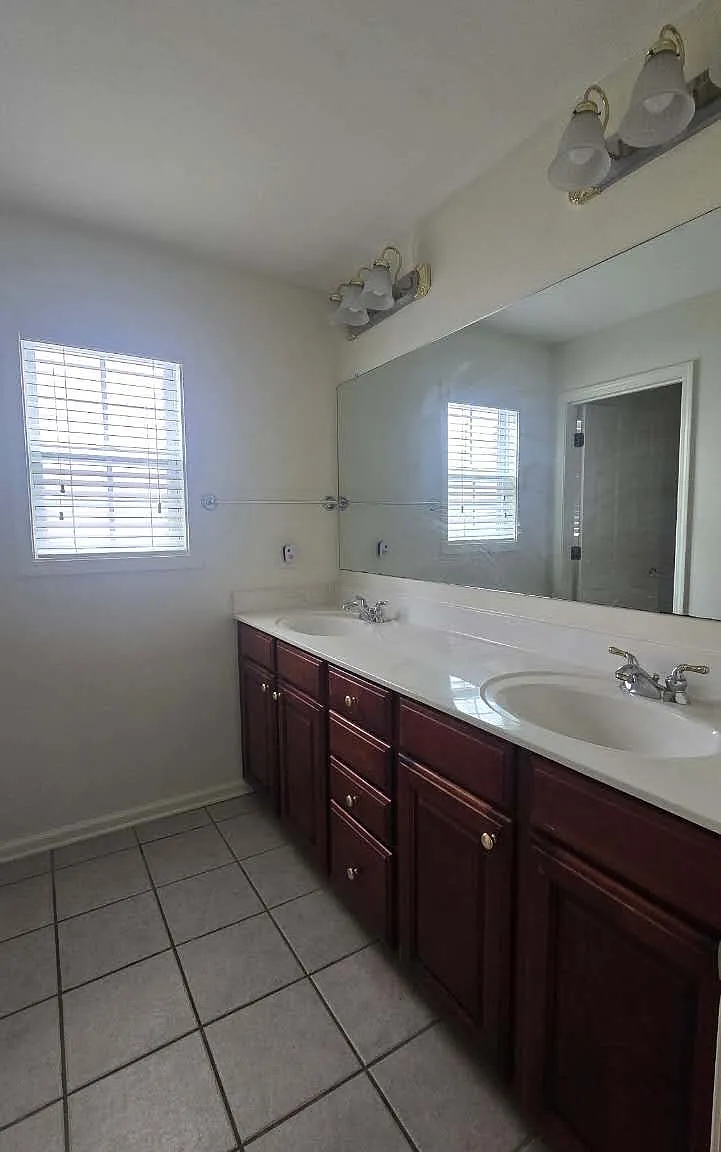 4 bed, 3591 sqft, $2,695 — Photo 3