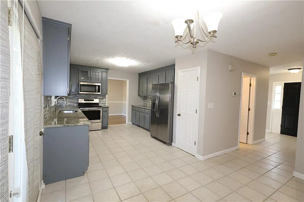 4 bed, 2.5 bath, 3300 sqft, $3,300 — Photo 3