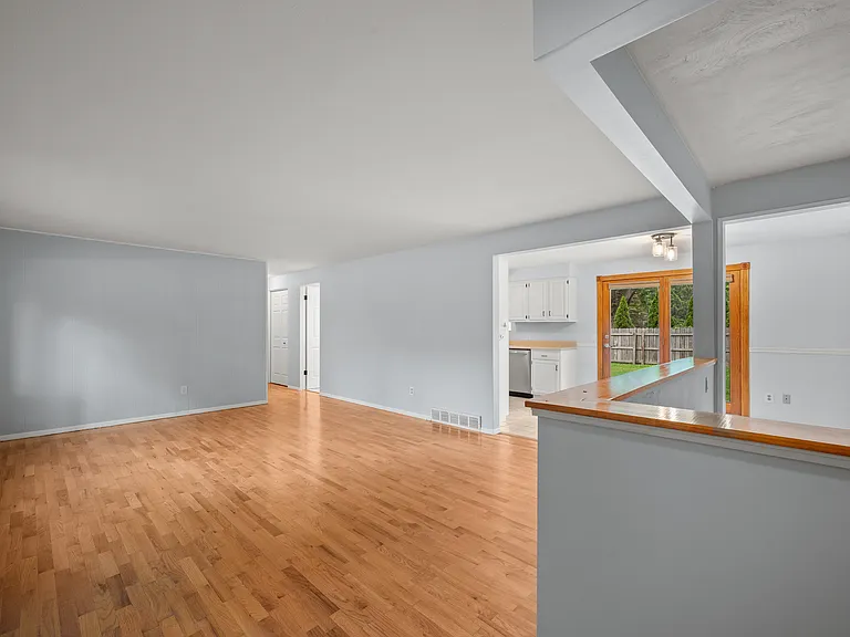 1597 Edward Dr — Photo 4