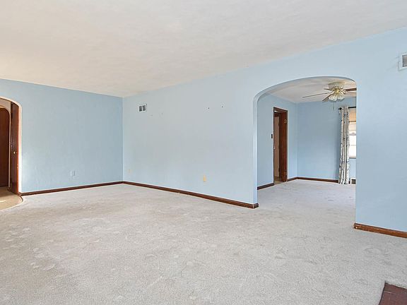 5th image of 627 W Arlee Ave
