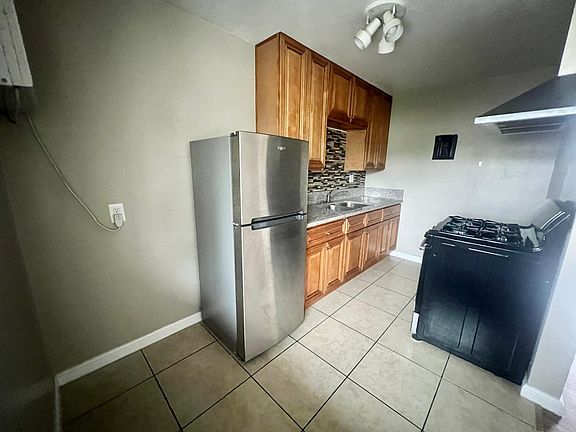 4th image of 610 W Grand Blvd #9