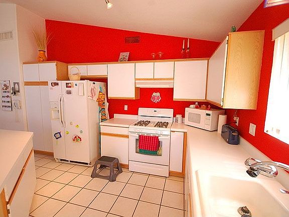Bright and fun describe this 3 bed/2 bath home.