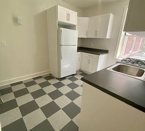 4th image of 1 Larchmont Ave #B