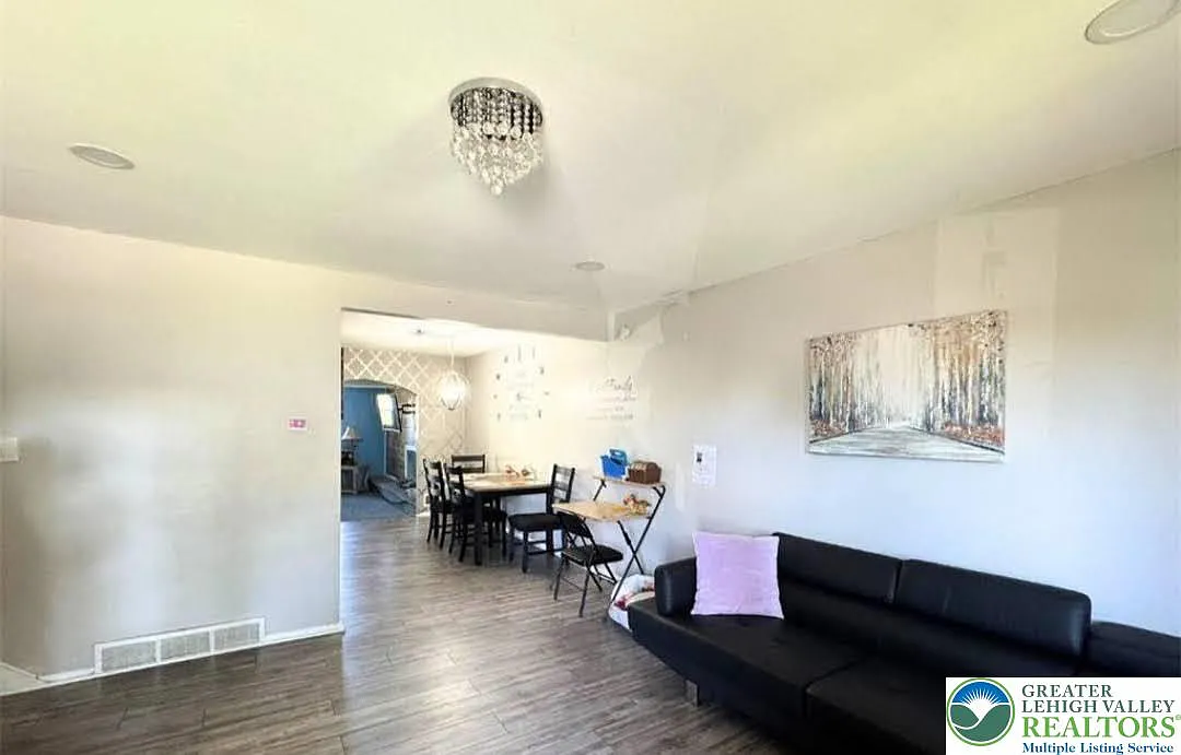 4 bed, 3336 sqft, $3,500 — Photo 3