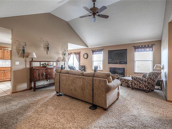 3rd image of 2707 Chestnut Dr