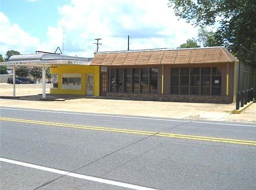 5th image of 832 Main St